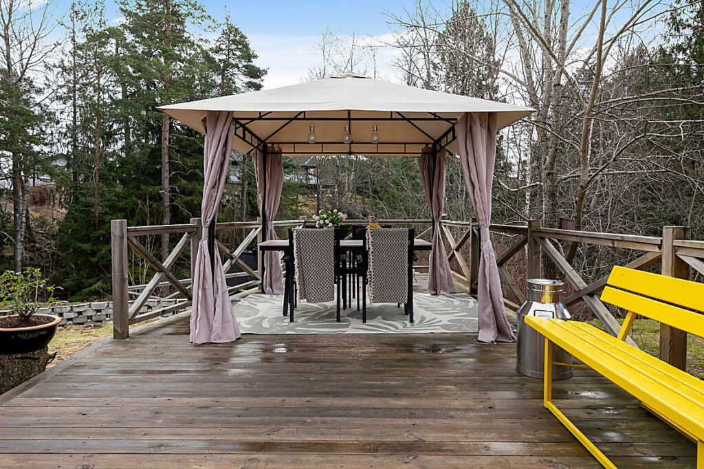 Bygge pergola på gräsmatta, Högsbo Flatås, Göteborg | Göteborg Byggfirma på Hisingen